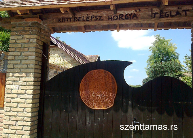 Tanyaszínház bejárata Kaviló